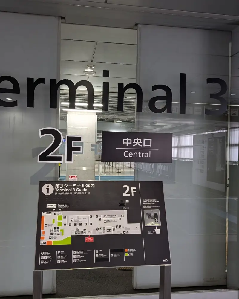 旅の始まりを告げる空港の風景